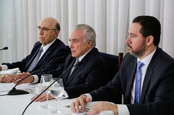 O presidente Michel Temer, acompanhado dos ministros Henrique Meirelles, da Fazenda, e Dyogo Oliveira, do Planejamento, recebe jornalistas durante café da manhã no Palácio da Alvorada 