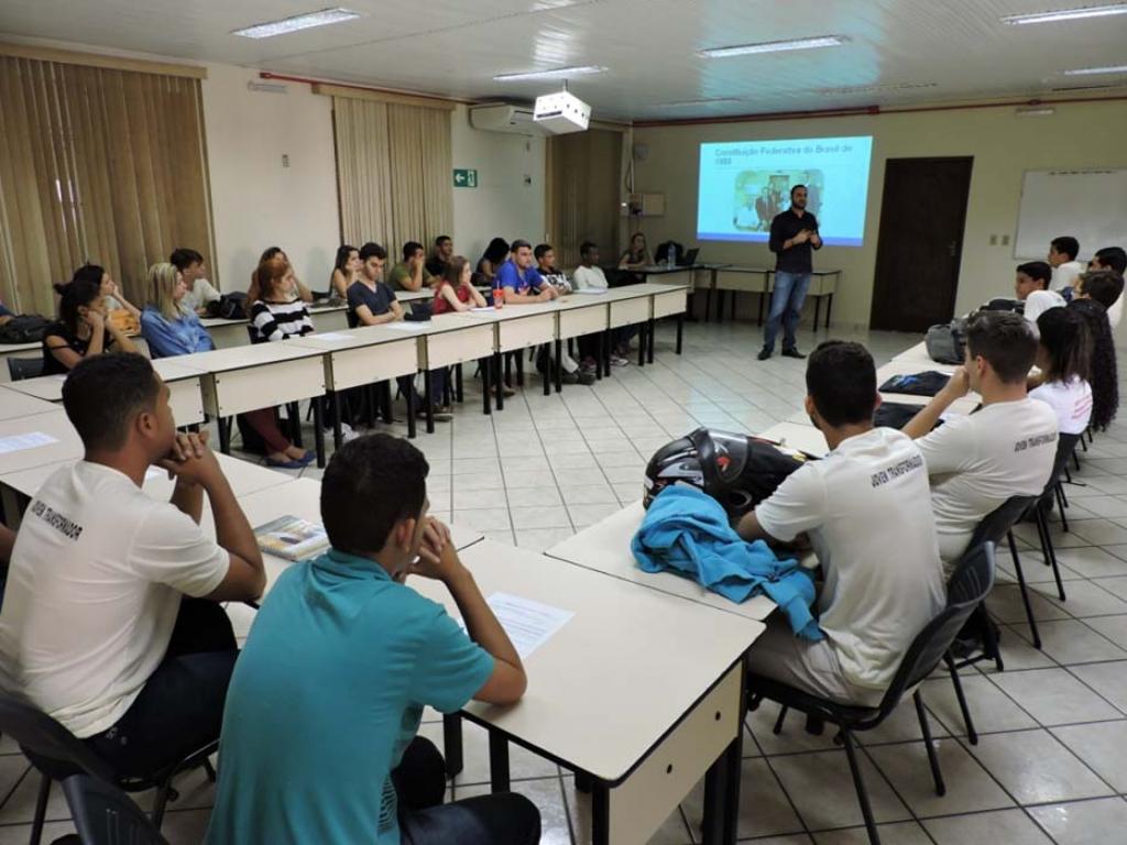 Os jovens levarão reflexões sobre política e democracia aos bairros de Timóteo