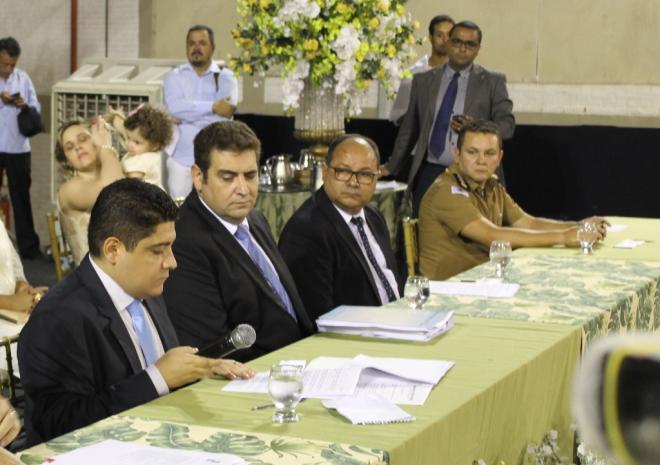 O presidente da Câmara, Xingozinho, o prefeito, Marcos Vinícius e o vice, José Gregório, nos instantes finais da posse no domingo, 1º