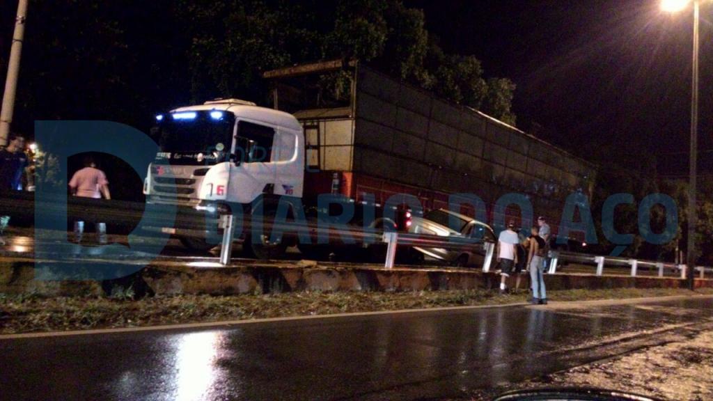 O Classic ficou prensando entre a Scania e a proteção lateral (guard-rail) da rodovia