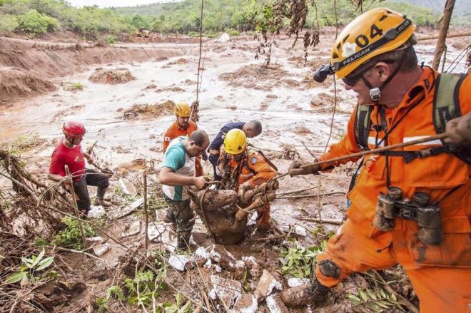 Cena da área do desastre da mineração em Mariana