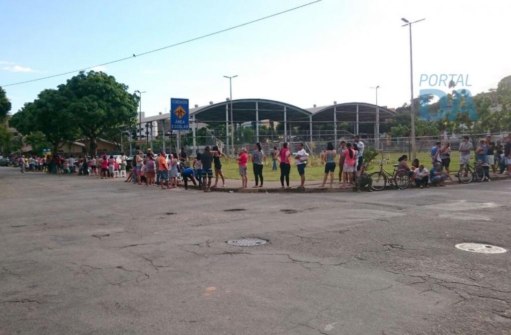 A fila, que se iniciava à porta da UBS Veneza II, dobrava o quarteirão da quadra poliesportiva 