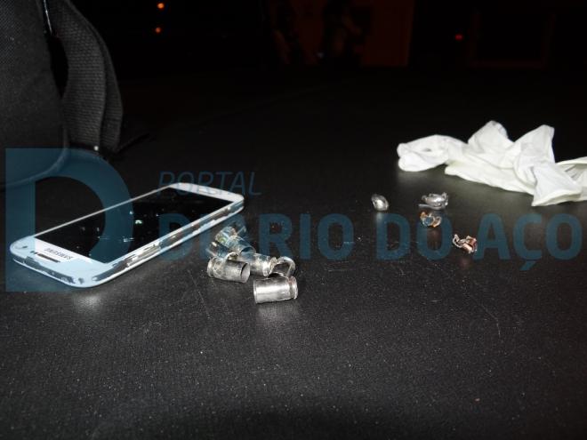 Os policiais recolheram estes cartuchos e projéteis, na cena do crime, da arma utilizada pelos assassinos de calibre 380