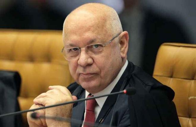 O corpo do ministro Teori Zavascki foi velado neste sábado no Tribunal Regional Federal da 4.ª Região (TRF-4), no bairro Praia de Belas, em Porto Alegre e sepultado à tarde 
