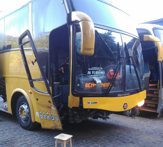 Nenhum passageiro do ônibus se feriu no acidente