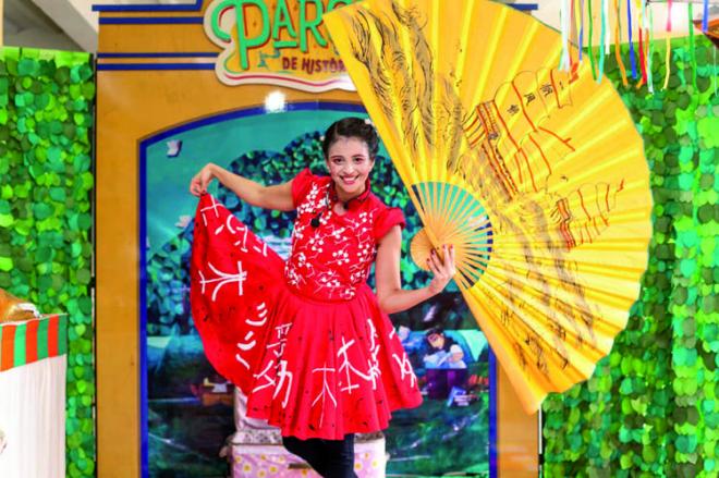 A encantadora bonequinha diverte o público
