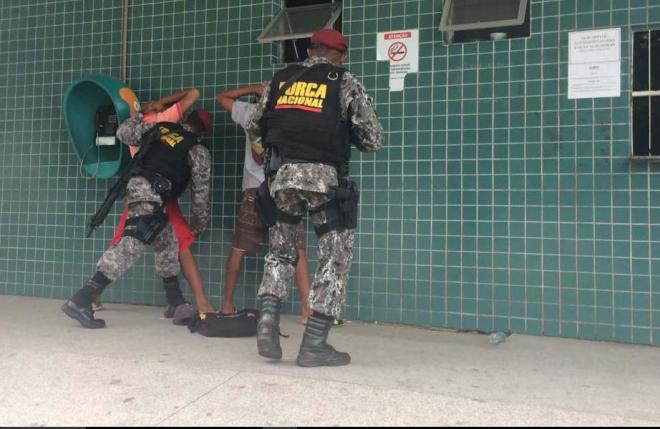 Equipe da Força Nacional de Segurança aborda suspeitos na Grande Vitória 