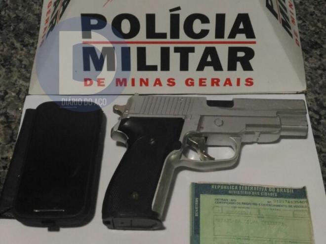 Eles estavam portando uma réplica de pistola semiautomática, arma de brinquedo que foi usada nos roubos, nos últimos dias