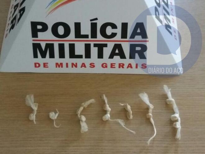 As pedras de crack, apreendidas pela PM, estavam escondidas nas proximidades de uma quadra esportiva