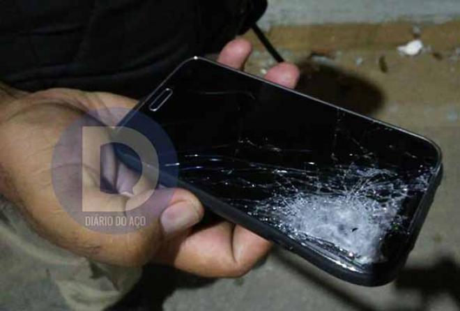 Telefone da vítima, atingido por um dos tiros 