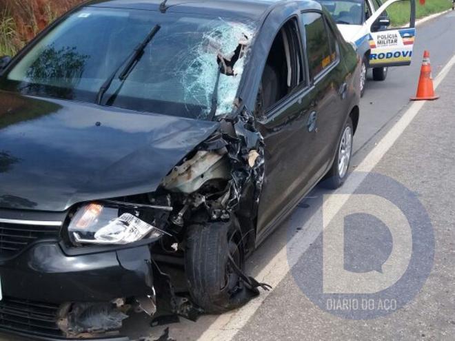 O carro seguia sentido Ipatinga a Iapu e acabou atingido pela moto