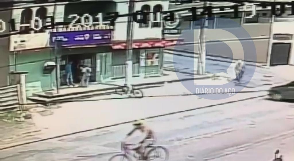 Nesta outra imagem, o momento da chegada do criminoso na porta da loja assaltada