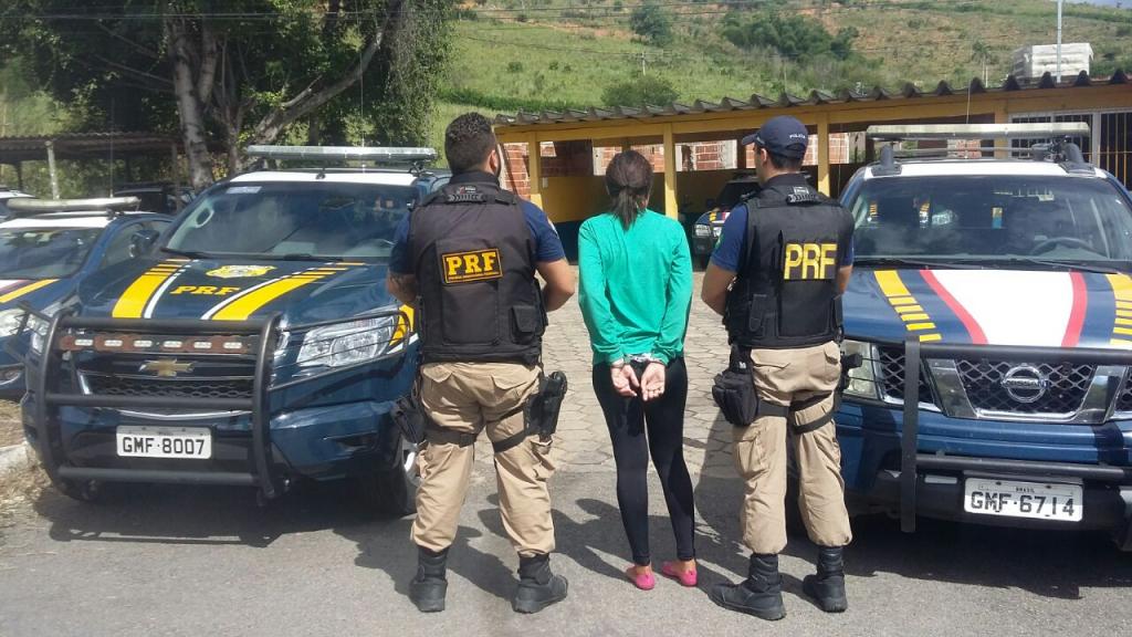 Jovem de 18 anos levava duas malas carregadas com droga 