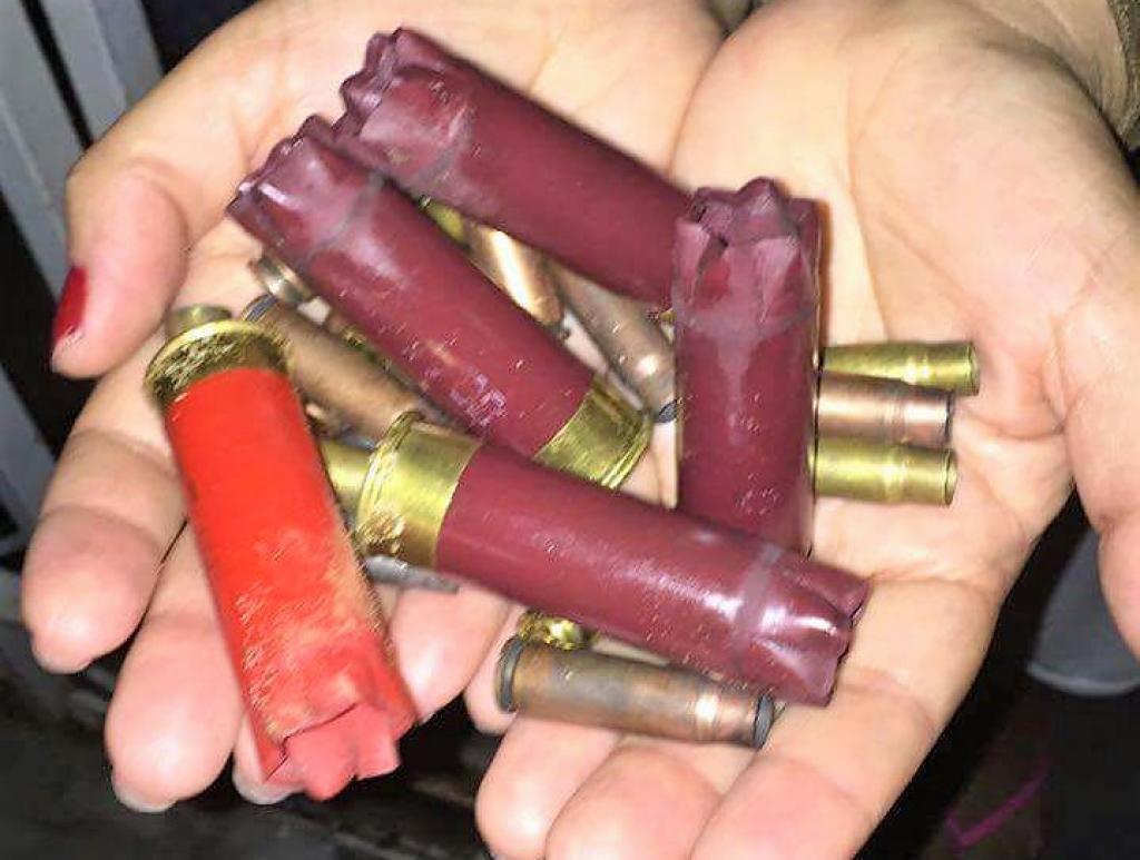 Cápsulas de armas de grosso calibre recolhidas nas ruas de Medina, no Vale do Mucuri