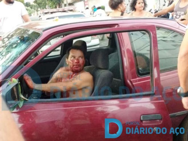 Wilson, apesar dos danos no carro, saiu apenas com ferimentos leves após arrancar duas árvores, placa de trânsito e bater em um outro veículo