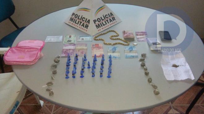 Os policiais militares no Naque apreenderam cocaína e maconha com os suspeitos