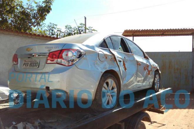 Assaltantes usaram o carro da própria família assaltada para a sequencia do roubo e fuga. Capotaram ao tentar escapar de perseguição da PM de Ipatinga.