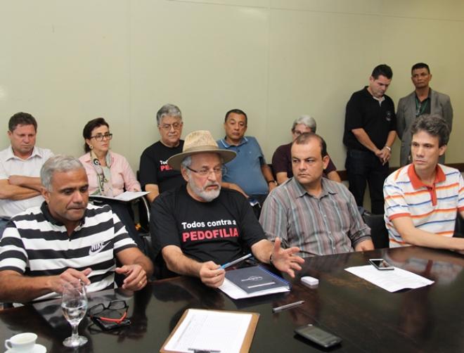 Quintão anunciou a suspensão dos parquímetros com apoio de representantes do Legislativo e da Aciapi/CDL