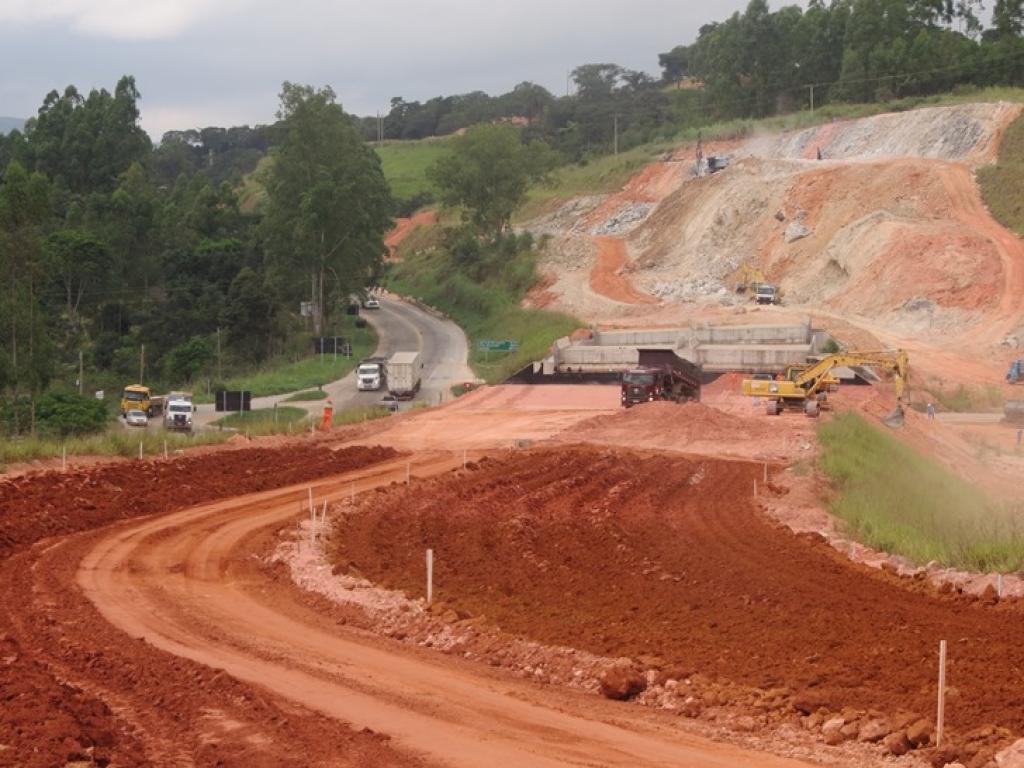 Explosão de rochas para obras da BR-381 tem provocado seguidas operações de retenção do trânsito na BR-381
