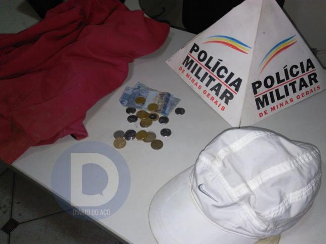 Uma camisa usada no momento do assalto e parte do dinheiro roubado em moedas foram apreendidos