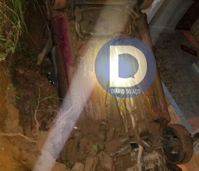O carro caiu cerca de 3 metros de altura, ficando com as rodas para cima