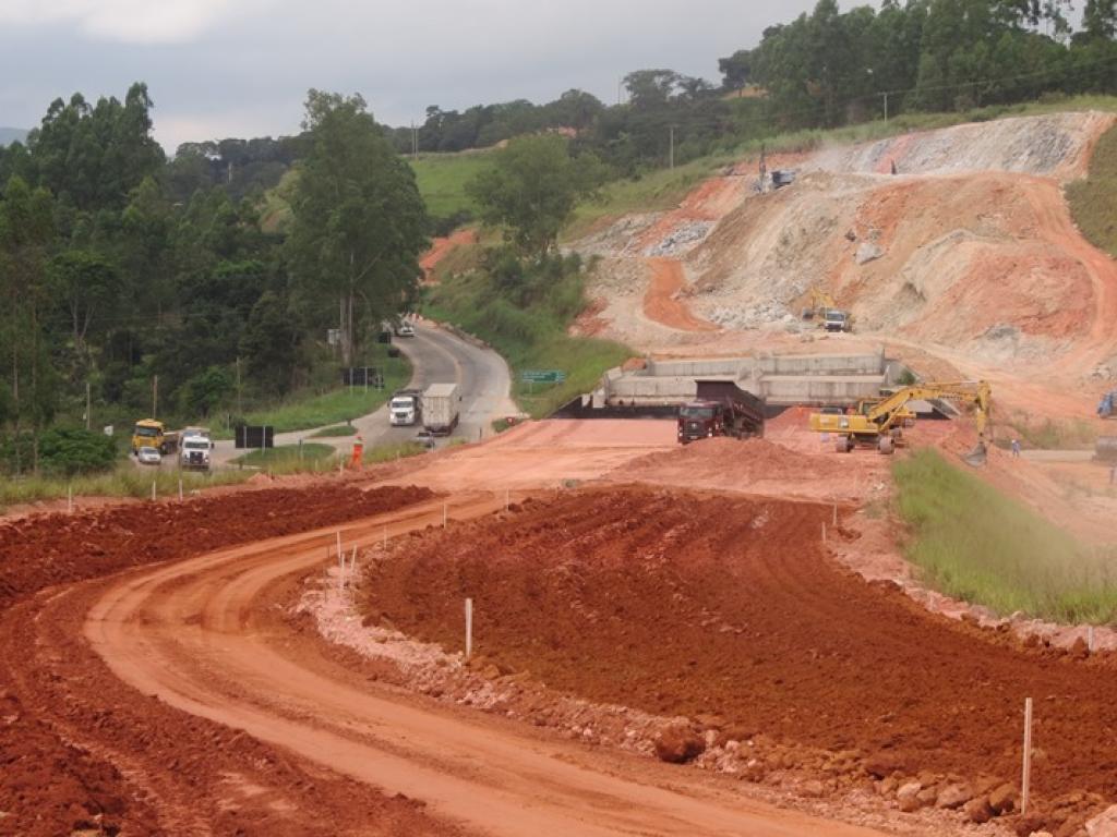 Obras na BR-381 entre Nova Era e Caeté tem demandado constantes intervenções no fluxo  da BR-381 