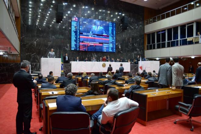 Na quarta-feira, 52 parlamentares votaram a favor de aumentos de encargos tributários 