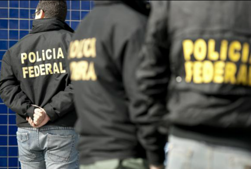 Durante a operação, duas pessoas foram presas em flagrante por posse de material pornográfico ilegal