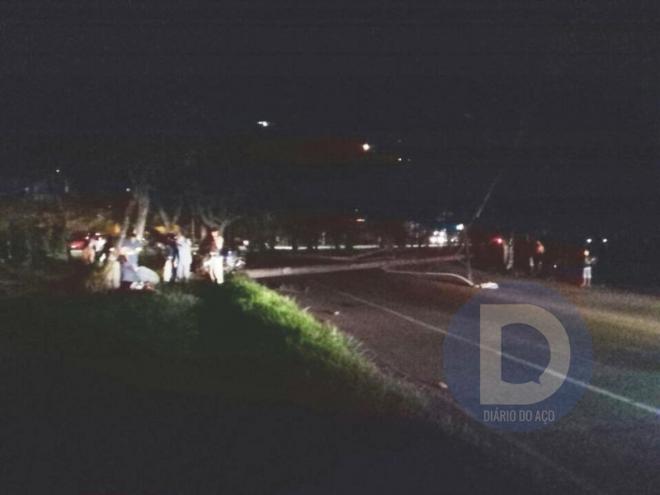 Na batida do carro com um poste, outro poste caiu e ambos fecharam o trânsito