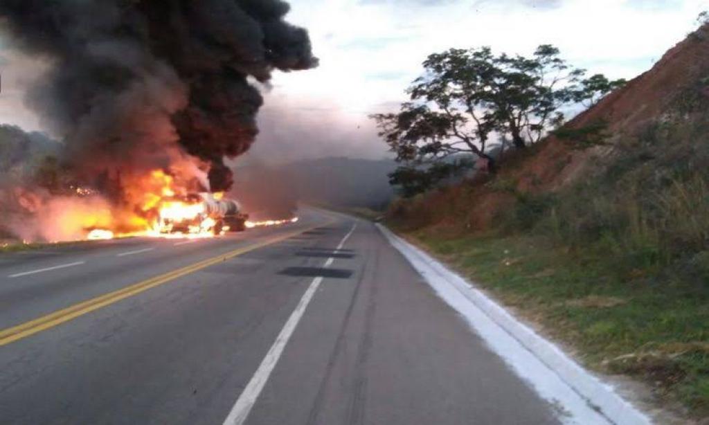 Acidente com caminhão carregado de ácido interdita BR-381