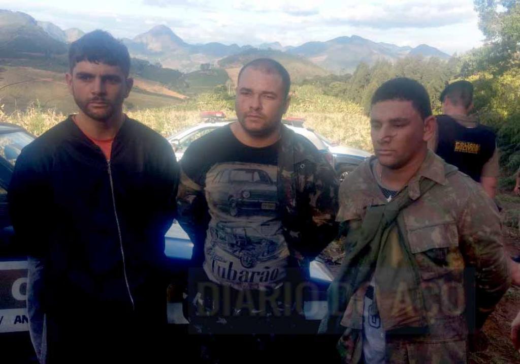 Os três primeiros acusados de envolvimento com o ataque, cercados em uma lavoura e presos por força-tarefa policial 