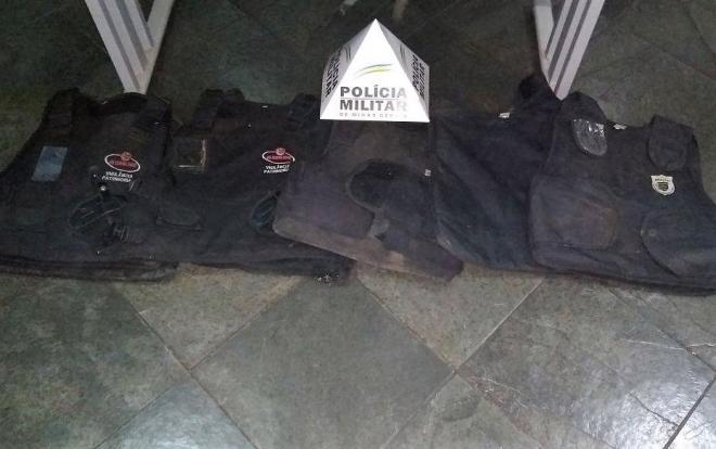 Coletes a prova de balas usados pelos três criminosos vistos na carroceria de picape 