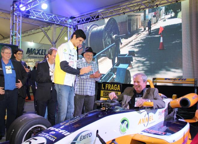 Igor Fraga explica sobre o carro para Sérgio Leite