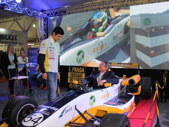 Naohiro Doi experimenta o carro do Igor Fraga