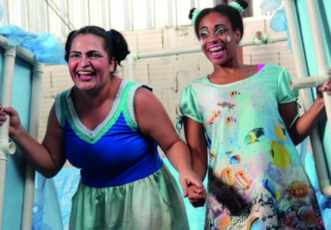 Em cena, duas meninas descobrem um mundo mágico em meio à tralha