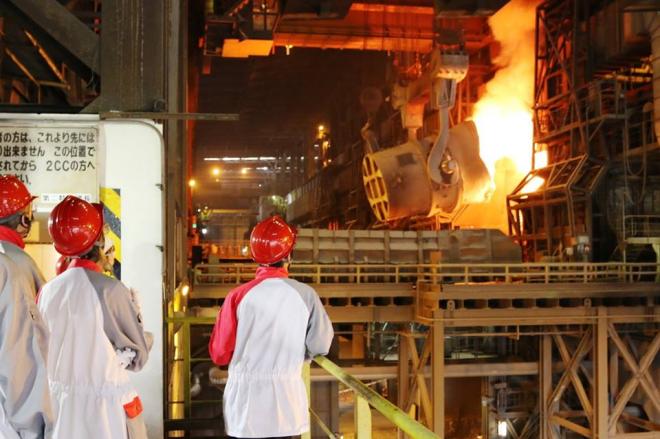 Aciaria é a unidade na usina siderúrgica onde o ferro-gusa é convertido em aço. Foto na Usina de Kimitsu, do grupo Nippon Steel, perto de Tóquio (Japão)
