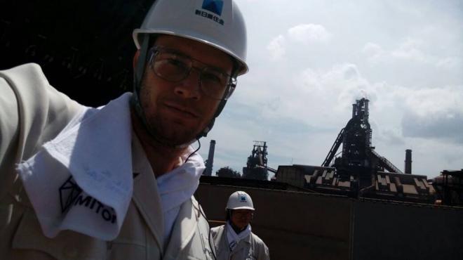 Estudante Pedro Henrique da Rocha em frente ao Alto Forno 1, reformado há 10 anos, na Usina de Nagoya, localizada no centro do Japão