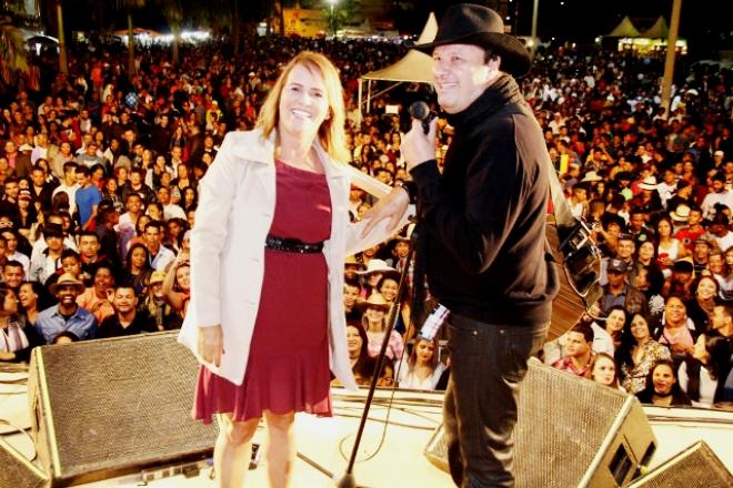 A prefeita, Luzia de Melo, e o cantor Paraná: “Quero agradecer aos paraisenses e visitantes que se divertiram de forma ordeira e principalmente a todos da nossa equipe de governo”