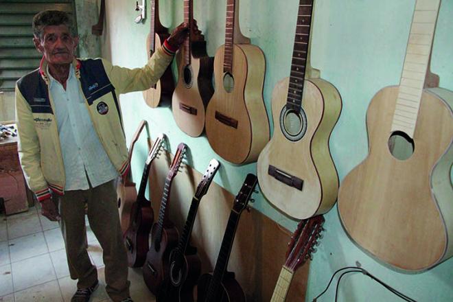 Francisco de Assis Vieira dos Santos toca e fabrica violas