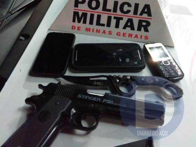 Este simulacro de pistola e um canivete estavam em poder do acusado