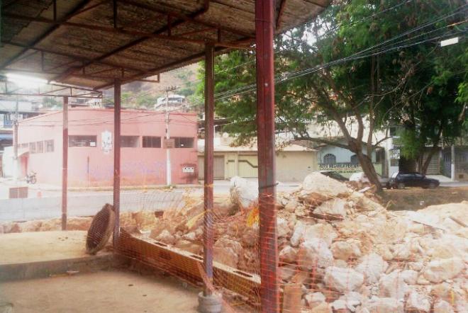 Restos da construção podem ser levados pela chuva e contribuir para enchentes, conforme morador   