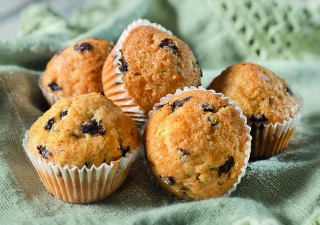 Muffin de Banana com Chocolate pode ser levado na escola ou no trabalho pra matar a fome que bate no fim da tarde!