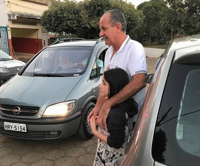Libertados sem ferimentos, pai e filha saem do destacamento da PM de Santa Rita de Minas