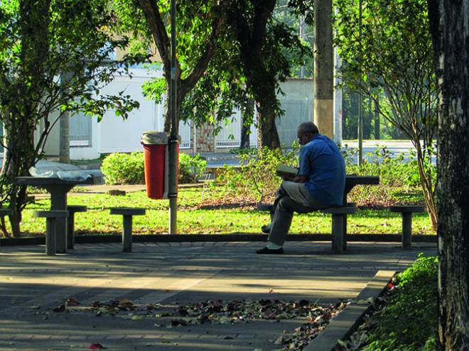 Frequentadores podem ler, levar pra casa, doar novos livros
