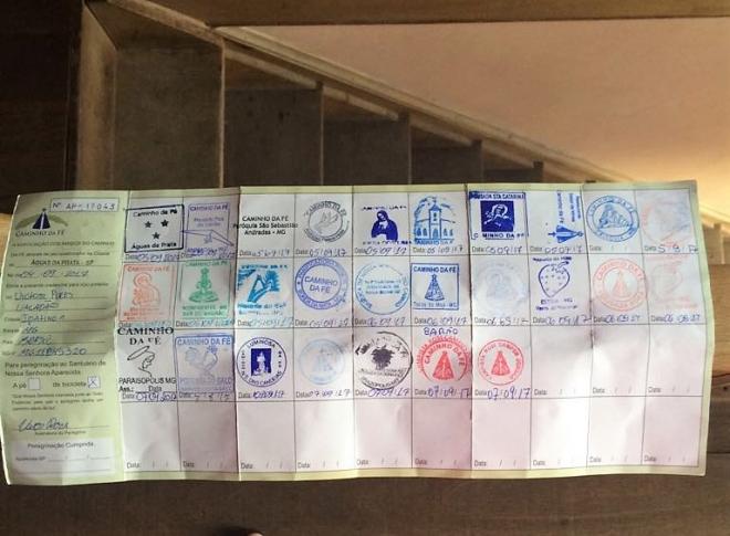 A cada parada, ao longo do Caminho da Fé, o certificado é carimbado 