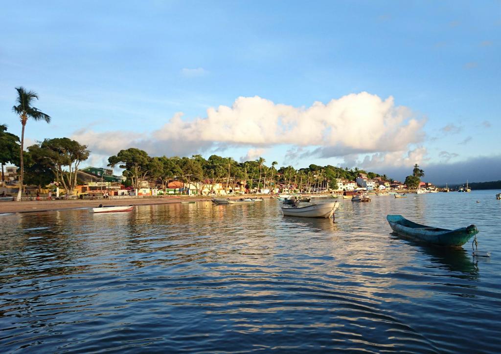 Praia do Centro: ancoradouro de barcos à margem do rio de Contas