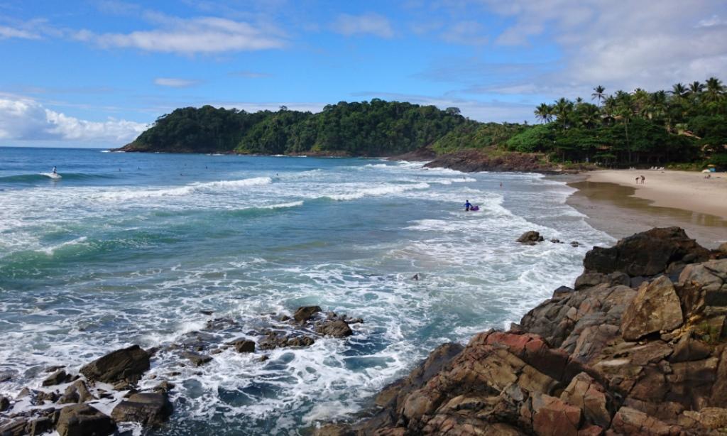 Praia da Tiririca é o paraíso dos surfistas em Itacaré
