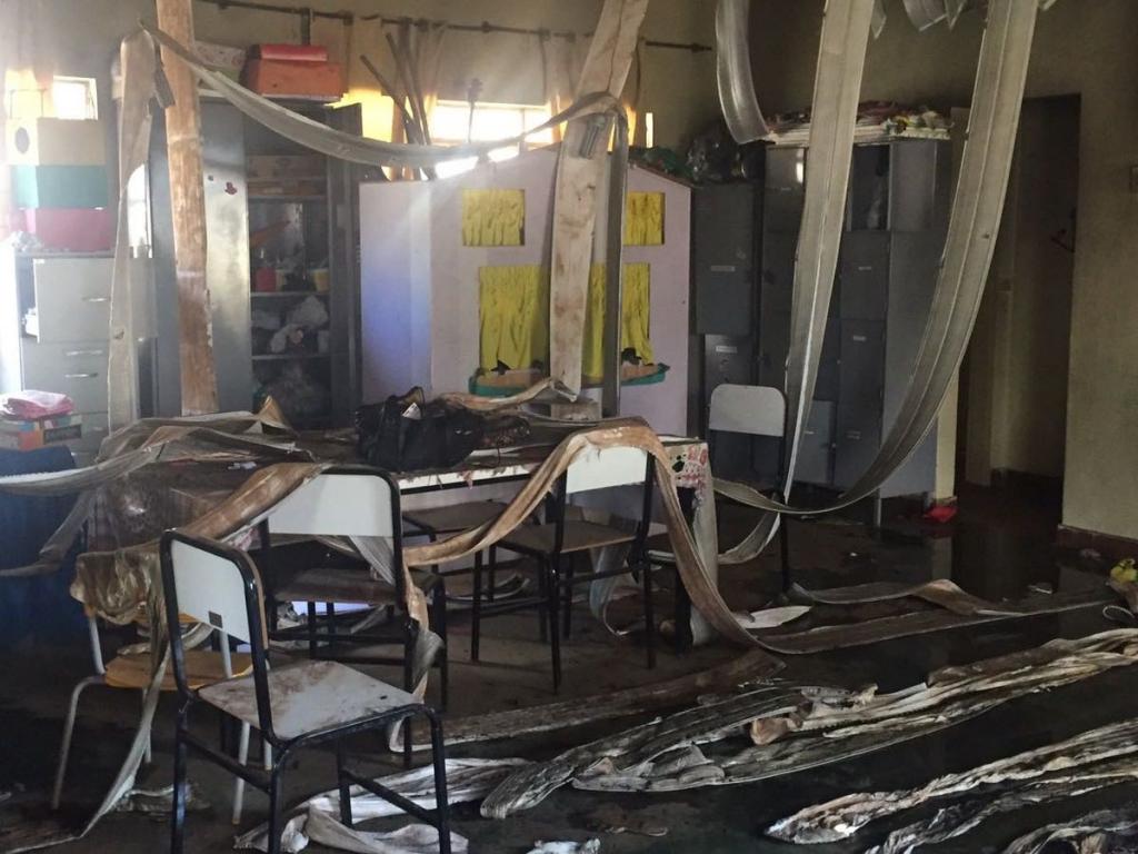 Forro de PVC caiu com o calor do fogo provocado pelo incêndio na sala onde crianças estavam 