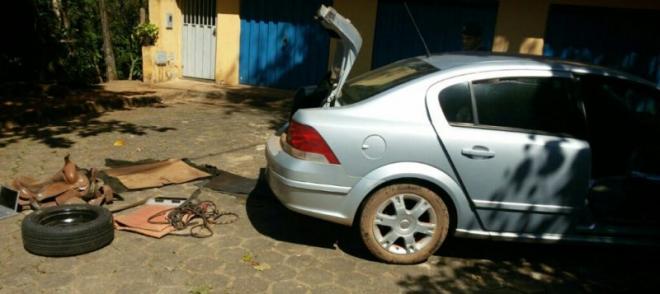 Carro usado por criminosos em Itabira estava com documento de 2014 