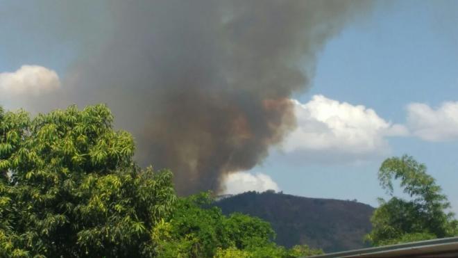 Vegetação na encosta do bairro Sylvio Pereira II também é destruida por incêndio em Coronel Fabriciano 